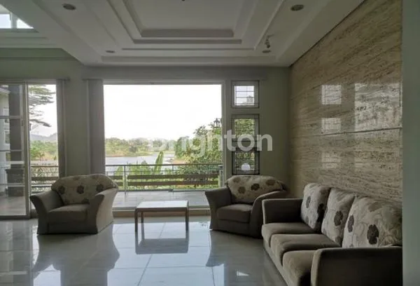 image RUMAH MEGAH MEWAH & STRATEGIS -HOMY - COZY DENGAN KUALITAS BANGUNAN SANGAT BAIK (2)