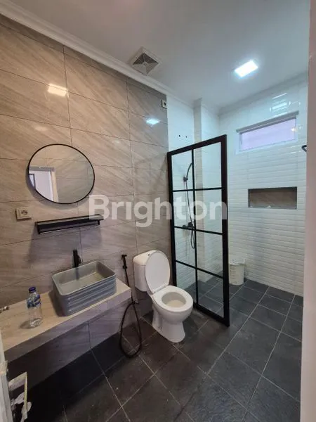 image JARANG ADA RUMAH BRAND NEW,  BISA BUAT USAHA KOS ELITE DIKELAPA GADING ATAU UNTUK KELUARGA BESAR DENGAN KAMAR BANYAK. (2)