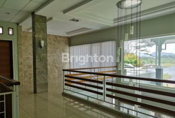 image RUMAH MEGAH MEWAH & STRATEGIS -HOMY - COZY DENGAN KUALITAS BANGUNAN SANGAT BAIK (8)