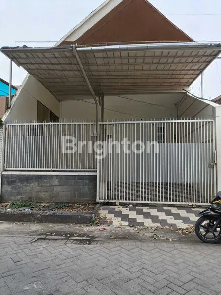 TINGGAL BAWA KOPER, RUMAH 2 LANTAI SIAP HUNI LOKASI STRATEGIS DI KAWASAN SIMO HILIR