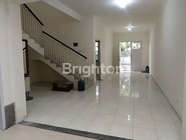 image TINGGAL BAWA KOPER, RUMAH 2 LANTAI SIAP HUNI LOKASI STRATEGIS DI KAWASAN SIMO HILIR (2)