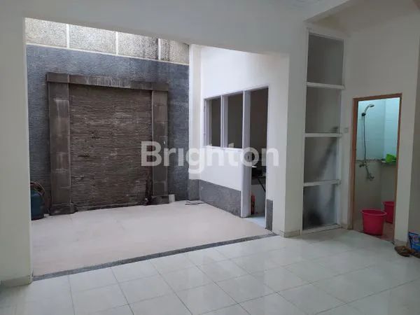 image TINGGAL BAWA KOPER, RUMAH 2 LANTAI SIAP HUNI LOKASI STRATEGIS DI KAWASAN SIMO HILIR (4)