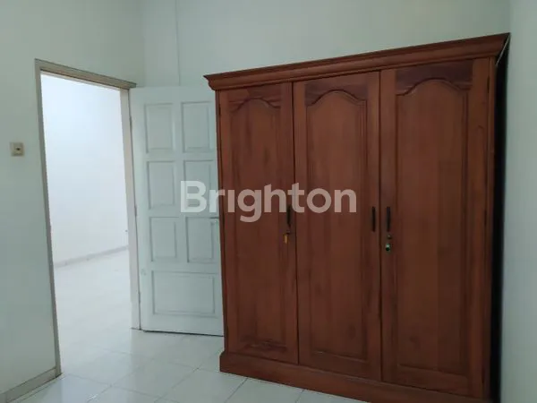 image TINGGAL BAWA KOPER, RUMAH 2 LANTAI SIAP HUNI LOKASI STRATEGIS DI KAWASAN SIMO HILIR (7)