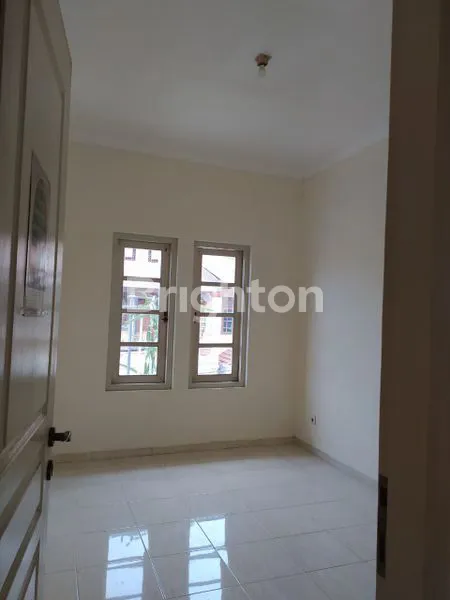 image TINGGAL BAWA KOPER, RUMAH 2 LANTAI SIAP HUNI LOKASI STRATEGIS DI KAWASAN SIMO HILIR (5)