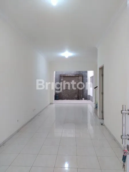 image TINGGAL BAWA KOPER, RUMAH 2 LANTAI SIAP HUNI LOKASI STRATEGIS DI KAWASAN SIMO HILIR (3)