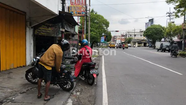 image RUKO 3,5 LT LEBAR 10 M SIAP PAKAI SANGAT COCOK UNTUK INVESTASI BISNIS YANG MENGUNTUNGKAN DIAREA YANG RAMAI DEPAN JALAN KEMBAR DISIMOKERTO DEKAT DENGAN KAPASAN KENJERAN PERAK (2)