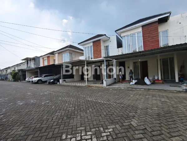 image BUTUH CEPAT LAKU RUMAH MINIMALIS 2 LANTAI MURAH DI GUNUNGANYAR DEKAT RAYA MERR HANYA 950JUTA - KONDISI SIAP HUNI SUDAH DIRENOVASI BAGUS (2)
