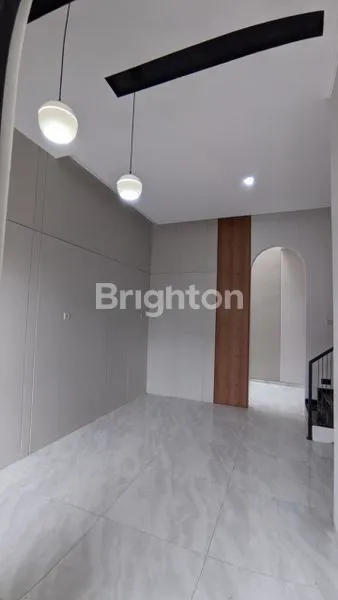 image RUMAH BARU GRESS 2 LANTAI SIAP HUNI LOKASI ONE GATE SISTEM DEKAT UNIVERSITAS  (8)