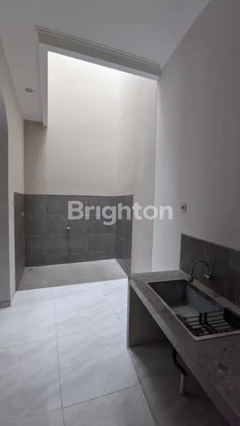 image RUMAH BARU GRESS 2 LANTAI SIAP HUNI LOKASI ONE GATE SISTEM DEKAT UNIVERSITAS  (3)
