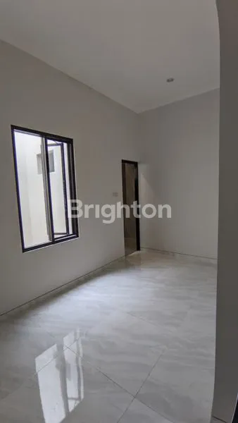 image RUMAH BARU GRESS 2 LANTAI SIAP HUNI LOKASI ONE GATE SISTEM DEKAT UNIVERSITAS  (4)