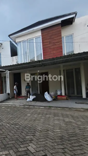 image BUTUH CEPAT LAKU MURAH HANYA 950JUTA RUMAH MINIMALIS 2 LANTAI 7X12 SIAP HUNI SUDAH DIRENOV BAGUS DI GUNUNGANYAR DEKAT RAYA MERR, CENTRAL PARK, WIIGUNA (2)