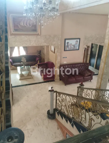 image RUMAH MEWAH 3 LANTAI ESSENCE PARK JATICEMPAKA – BEKASI DEKAT TOL & LRT (6)