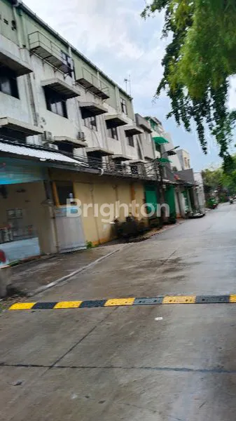 image RUMAH HOOK 2 LANTAI SHM DI JAKARTA UTARA (3)