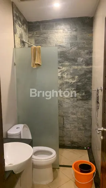 image RUMAH HOEK 2 LANTAI+ ROOFTOP SIAP HUNI DI KOMPLEKS HUNIAN TAMAN GRIYA JIMBARAN, BALI (4)