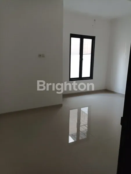 image RUMAH NIRWANA EKSEKUTIF GRESS 2 LANTAI ROW JALAN 3,5 MOBIL (4)