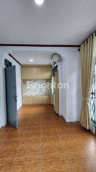 image RUMAH 2½ LANTAI DI PERUMAHAN DAAN MOGOT BARU (3)