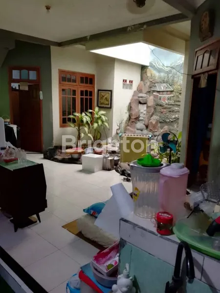image RUMAH LAMA RUNGKUT ASRI TERAWAT LOKASI STRATEGIS DEKAT MERR (6)