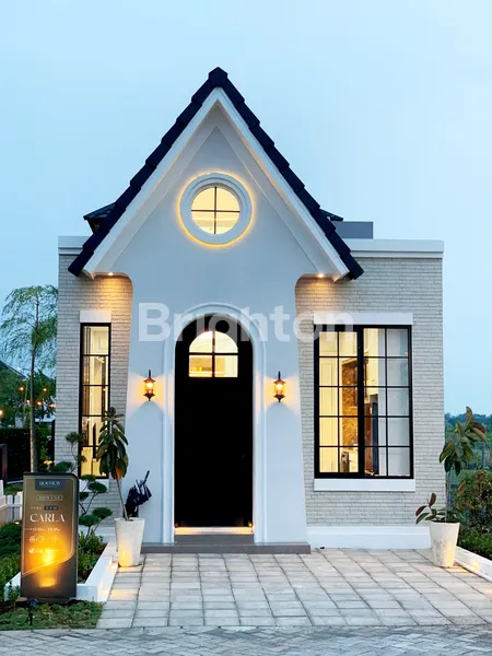 image RUMAH AMERICAN CLASSIC MINIMALIS MANSION NINE CARLA SURABAYA BARAT (1)