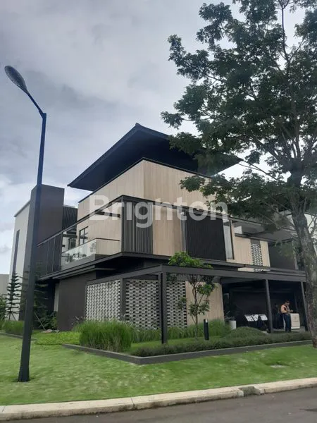 image RUMAH MEWAH 3 LANTAI DI SUMMARECON BANDUNG (1)