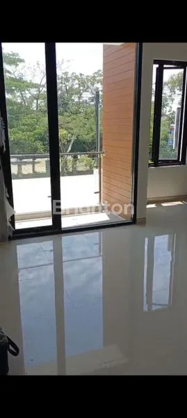 image SOHO 2 LANTAI,BAGUS UNTUK USAHA DAN KANTOR TENGAH KOTA DENGAN PARKIRAN LUAS (6)