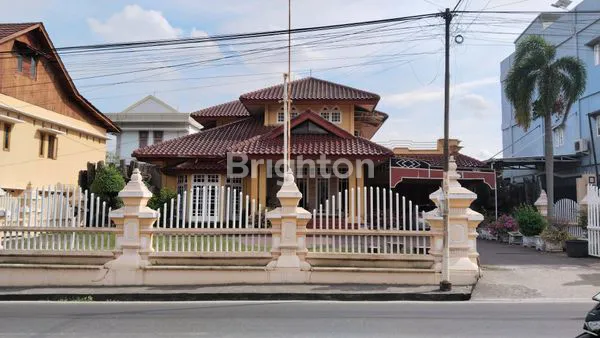 image DIJUAL RUMAH MEWAH 2 LANTAI DITENGAH KOTA (2)