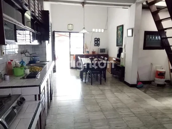 image RUMAH UKURAN BESAR DENGAN HALAMAN LUAS DI KAWASAN DAERAH ELIT MEDAN BARU (7)