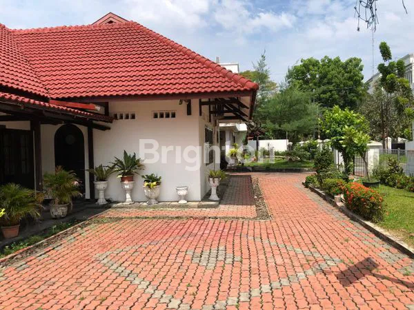 image RUMAH UKURAN BESAR DENGAN HALAMAN LUAS DI KAWASAN DAERAH ELIT MEDAN BARU (3)
