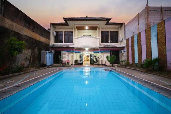 image RUMAH MEWAH 2 LANTAI 8 ARE SANGAT STRATEGIS COCOK UNTUK USAHA/GUEST HOUSE DI JALUR RAMAI DENPASAR! (1)