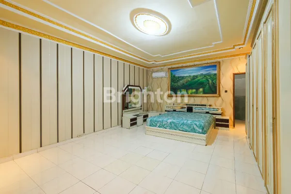 image RUMAH MEWAH 2 LANTAI 8 ARE SANGAT STRATEGIS COCOK UNTUK USAHA/GUEST HOUSE DI JALUR RAMAI DENPASAR! (6)