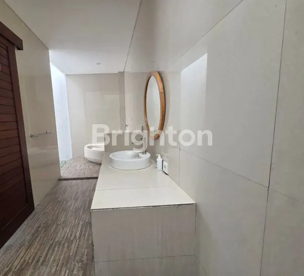 image VILLA EKSKLUSIF DENGAN SENTUHAN MODERN DAN FASILITAS LENGKAP DIKAWASAN KEROBOKAN  (4)