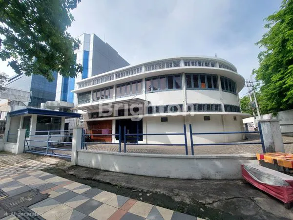 BANGUNAN DI PINGGIR JALAN INDRAPURA KAWASAN BAGUSS UNTUK USAHA ATAU KANTOR KARENA TENGAH KOTA SURABAYA