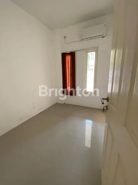 image RUMAH KUTISARI MINIMALIS 2 LANTAI FULL BANGUNAN, SIAP HUNI, DEKAT KE KAMPUS PETRA, LINGKUNGAN TENANG DAN NYAMAN  (2)