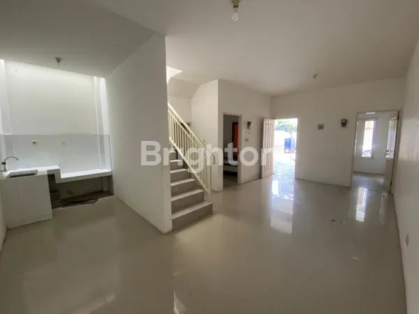 image RUMAH KUTISARI MINIMALIS 2 LANTAI FULL BANGUNAN, SIAP HUNI, DEKAT KE KAMPUS PETRA, LINGKUNGAN TENANG DAN NYAMAN  (3)