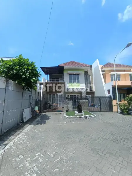 image DIJUAL CEPAT RUMAH DI SAKURA RESIDENCE BELAKANG POLDA SURABAYA, DEKAT SAMSAT KETINTANG, ONE GATE SYSTEM, LINGKUNGAN NYAMAN DAN BEBAS BANJIR (1)
