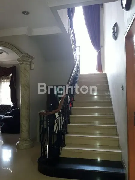 image RUMAH HOOK MEWAH 3 LANTAI DI KELAPA GADING (3)