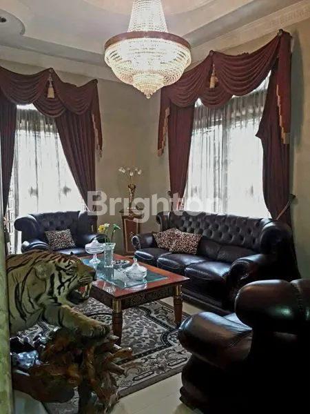 image RUMAH HOOK MEWAH 3 LANTAI DI KELAPA GADING (1)