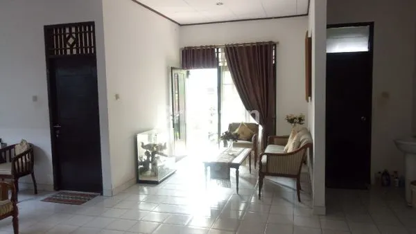 image JUAL RUMAH LUAS DAN NYAMAN DI LOKASI STRATEGIS (2)