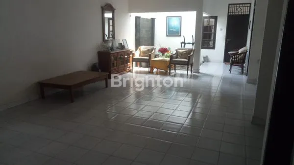 image JUAL RUMAH LUAS DAN NYAMAN DI LOKASI STRATEGIS (7)