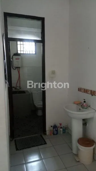 image JUAL RUMAH LUAS DAN NYAMAN DI LOKASI STRATEGIS (8)