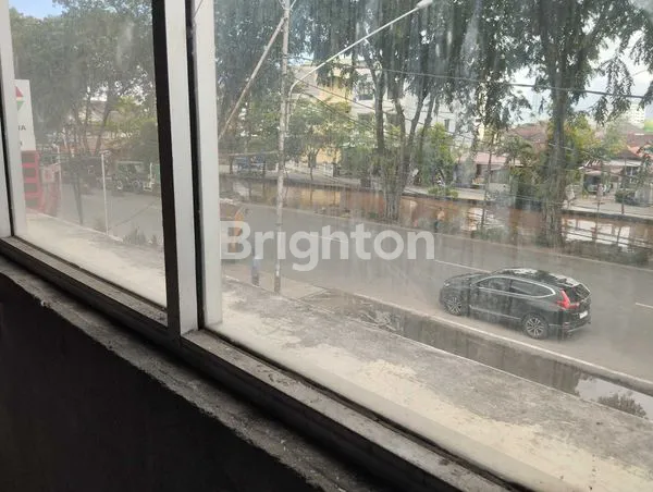 RUKO STRATEGIS 3 LANTAI DI JALAN UTAMA