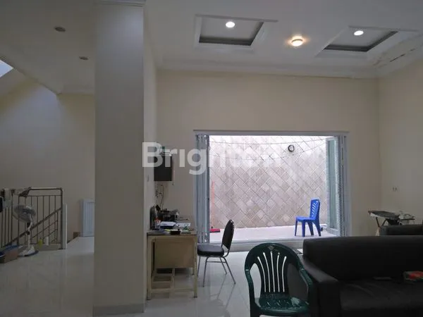 image RUMAH 2.5 LANTAI STRATEGIS DI TENGAH KOTA (3)