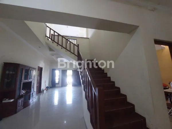 image DIJUAL RUMAH LUAS 2 LANTAI TENGAH KOTA MALANG BISA UNTUK RUMAH KOS ATAU HUNIAN SANGAT STRATEGIS MUDAH AKSES KEMANA MANA  (3)