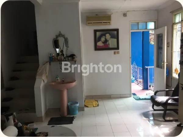 image RUMAH 2 LANTAI CANTIK DI JAKSEL — HOOK POSITION! LUAS, SIAP HUNI, LOKASI SUPER STRATEGIS DEKAT MRT & TOL! (2)