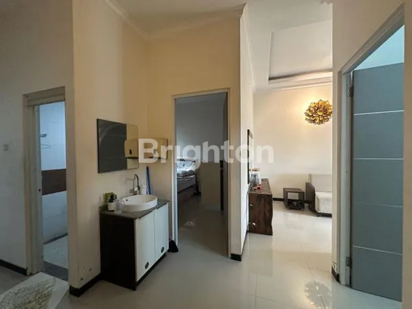 image RUMAH SEMI FURNISHED 1.5 LANTAI ADA 3 KAMAR TIDUR MINIMALIS DEPAN TAMAN ROW JALAN 3 MOBIL (5)