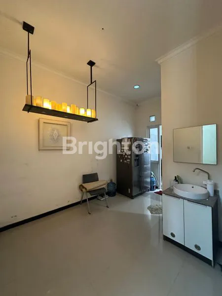 image RUMAH SEMI FURNISHED 1.5 LANTAI ADA 3 KAMAR TIDUR MINIMALIS DEPAN TAMAN ROW JALAN 3 MOBIL (6)