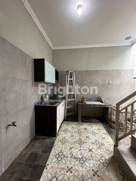 image RUMAH SEMI FURNISHED 1.5 LANTAI ADA 3 KAMAR TIDUR MINIMALIS DEPAN TAMAN ROW JALAN 3 MOBIL (2)