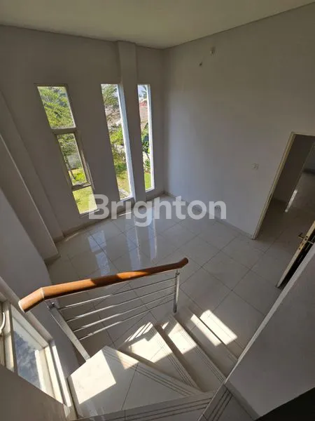 image RUMAH 3 LANTAI LETAK TANAH HOOK SEBELAH FASUM DEPAN EXIT (3)