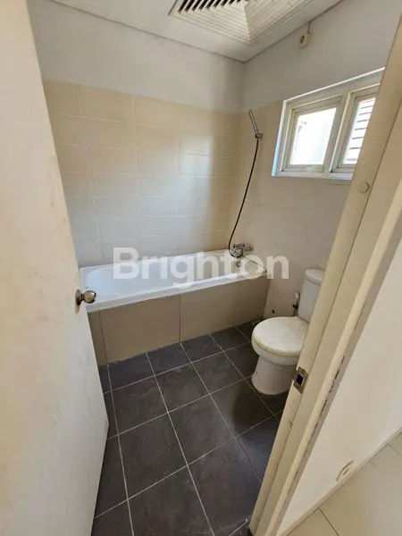 image RUMAH 3 LANTAI LETAK TANAH HOOK SEBELAH FASUM DEPAN EXIT (4)