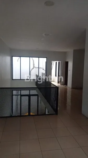 image RUMAH CANTIK 2LANTAI SIAP HUNI JEMBATAN GAMBANG PEJAGALAN PENJARINGAN JAKARTA UTARA  (4)