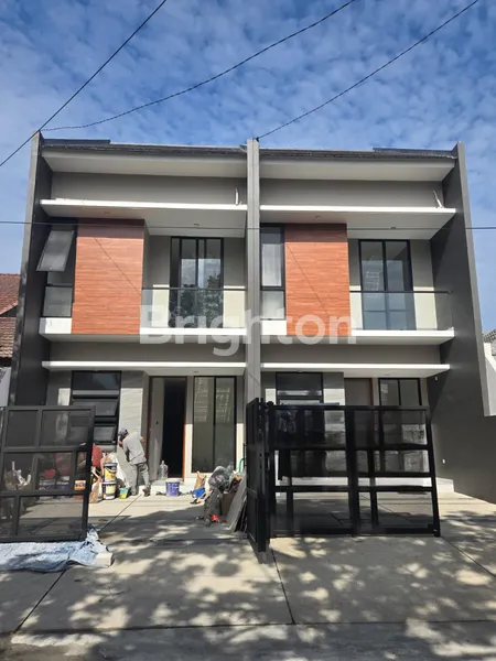 image DIJUAL RUMAH BARU 2 LANTAI MINIMALIS 4 KAMAR LUAS TANAH 5X23 DI RUNGKUT AKSES LANGSUNG DARI RAYA MERR - HARGA 2,3 M NEGO (1)
